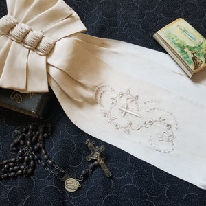 Ancien brassard en soie avec noeud de première communion, France
