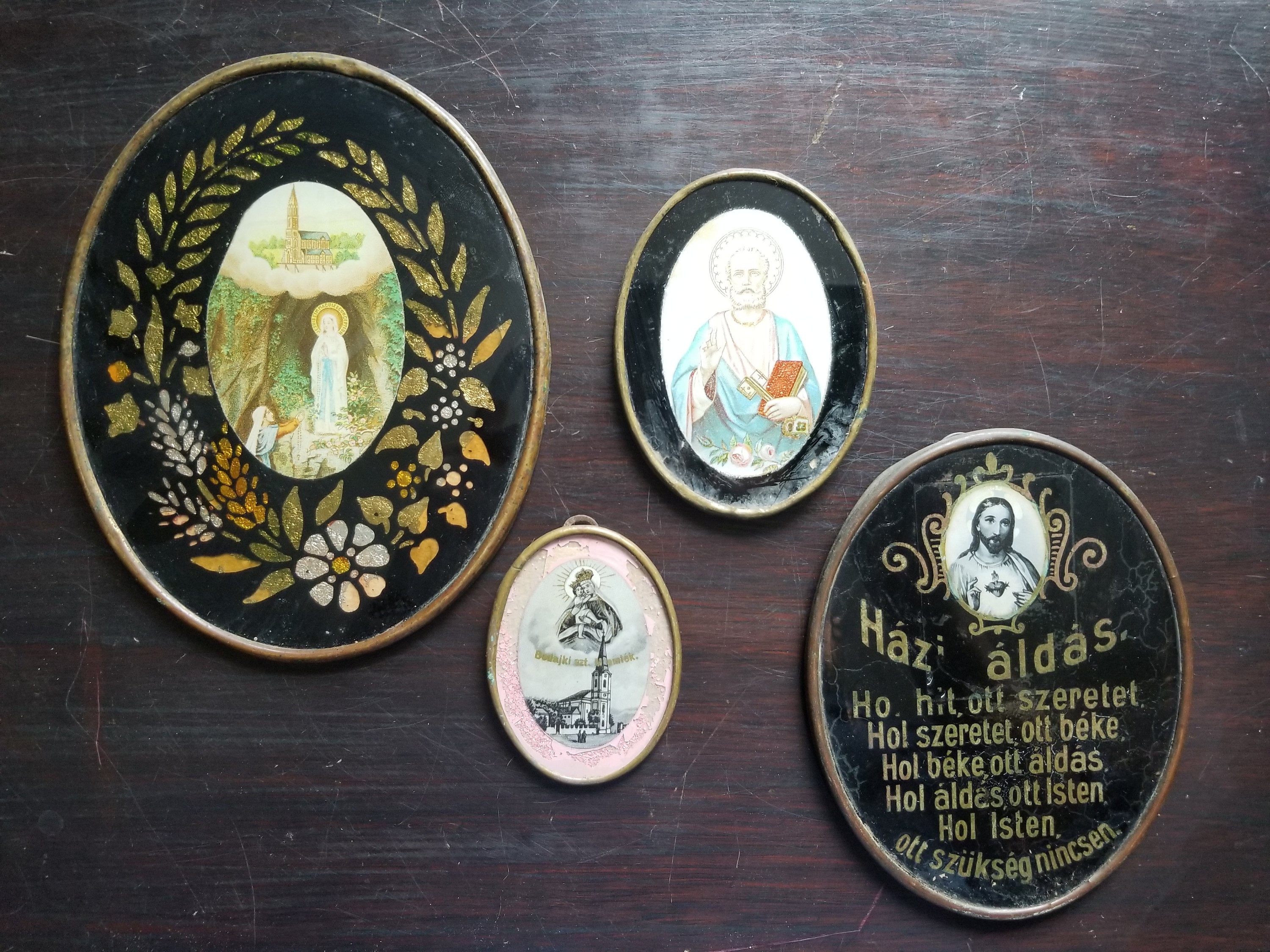 Ensemble de 4 Cadres Religieux Vintage Hongrie. Saint Pierre, Notre-Dame Lourdes