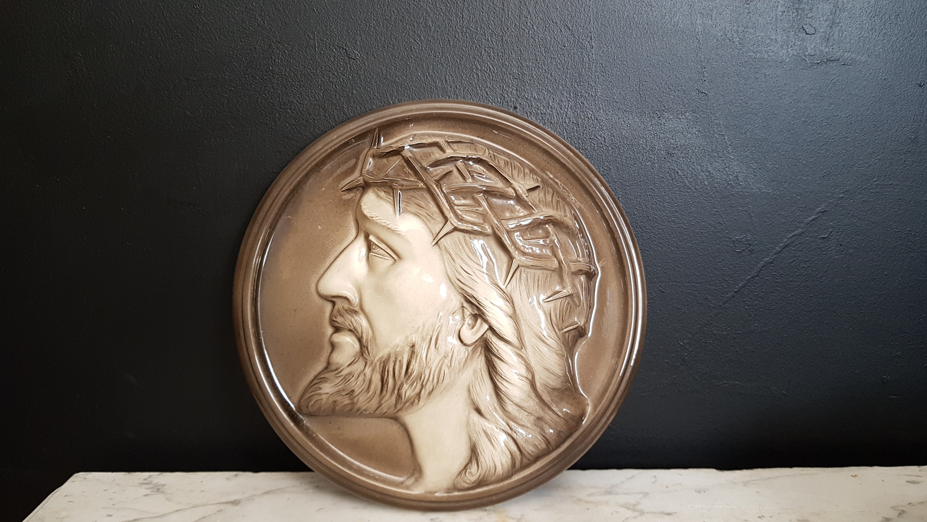 Visage Vintage de Jésus-Christ. Plaque Murale en Céramique.