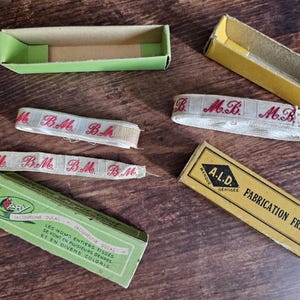 Vintage Franse rode wasmonogram BM- of MB-labels in doos, 2 apart verkrijgbaar