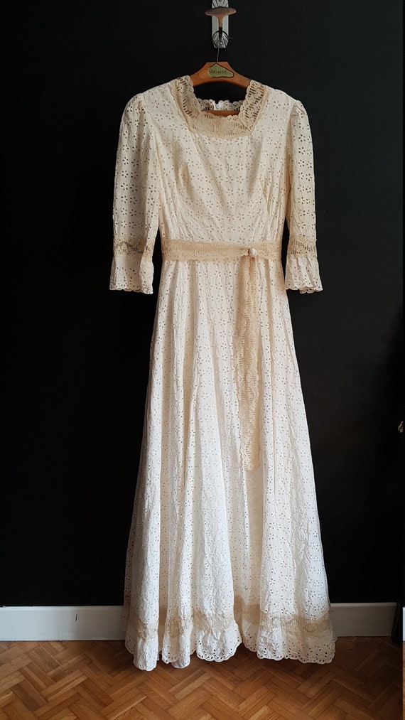 Vintage wedding dress. Broderie anglaise