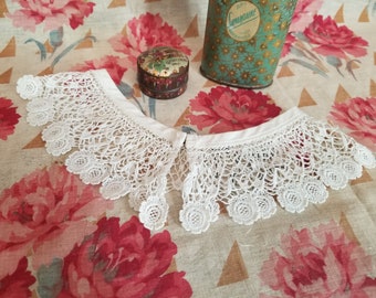 Collier ancien français au crochet en coton blanc.