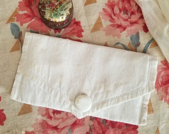 French vintage handmade pouch ideal for a retro wedding.