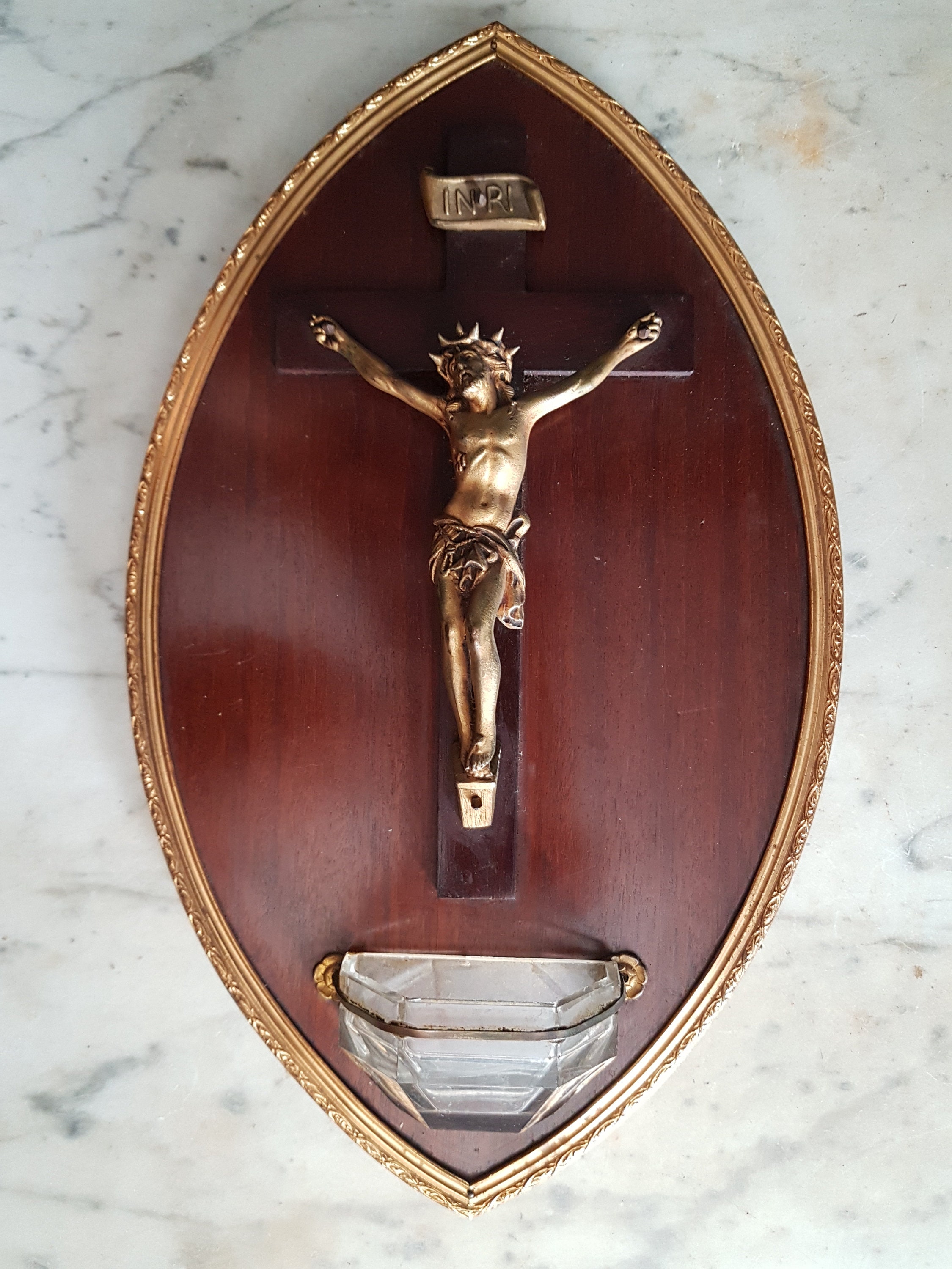 Crucifix Antique sur Plaque de Bois avec Cadre en Métal Doré. Police d'eau Bénite Verre