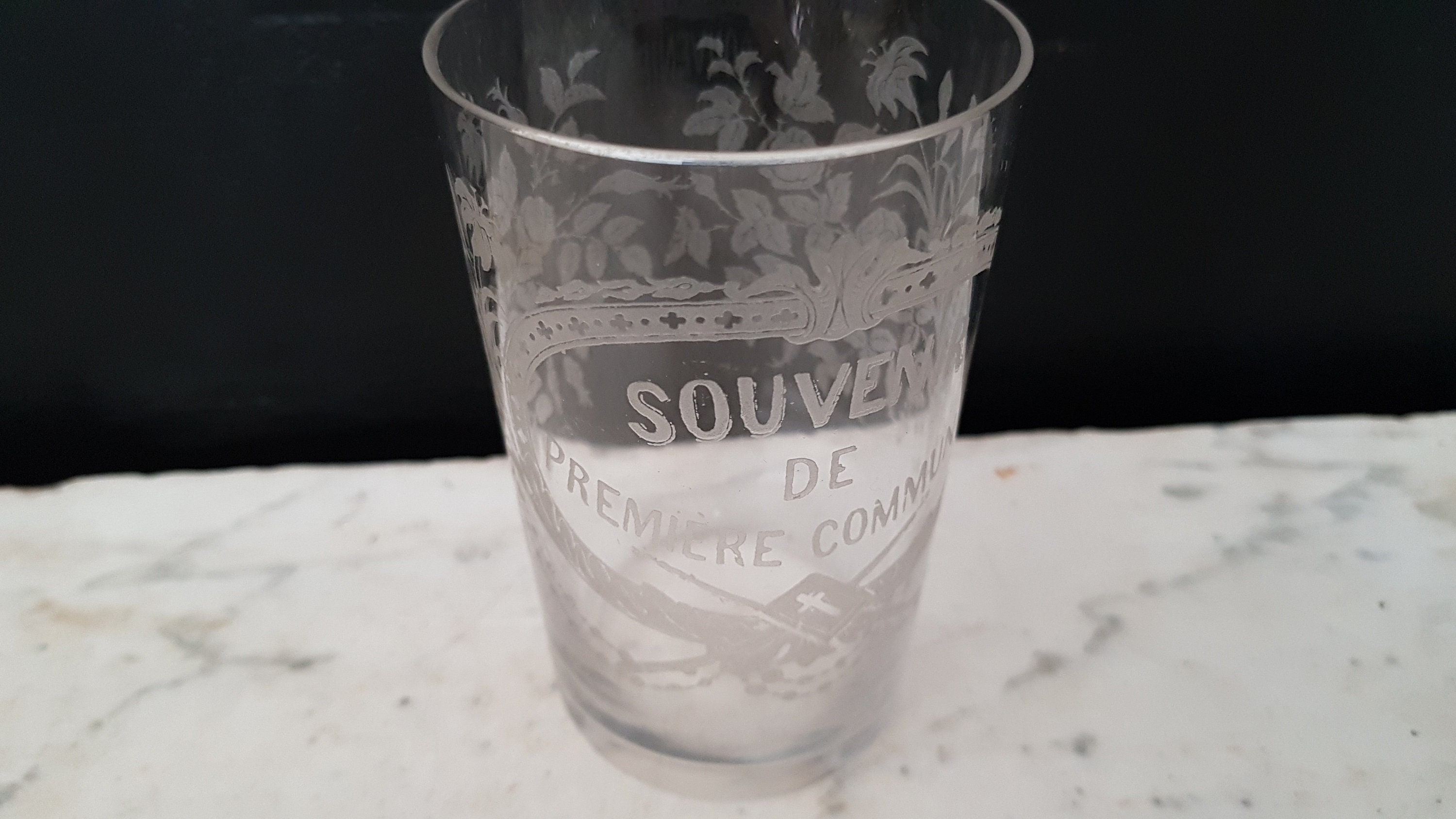 Français Gobelet Antique en Verre de La Sainte Première Communion. Verre Souvenir Gravé. Fin Des Ann