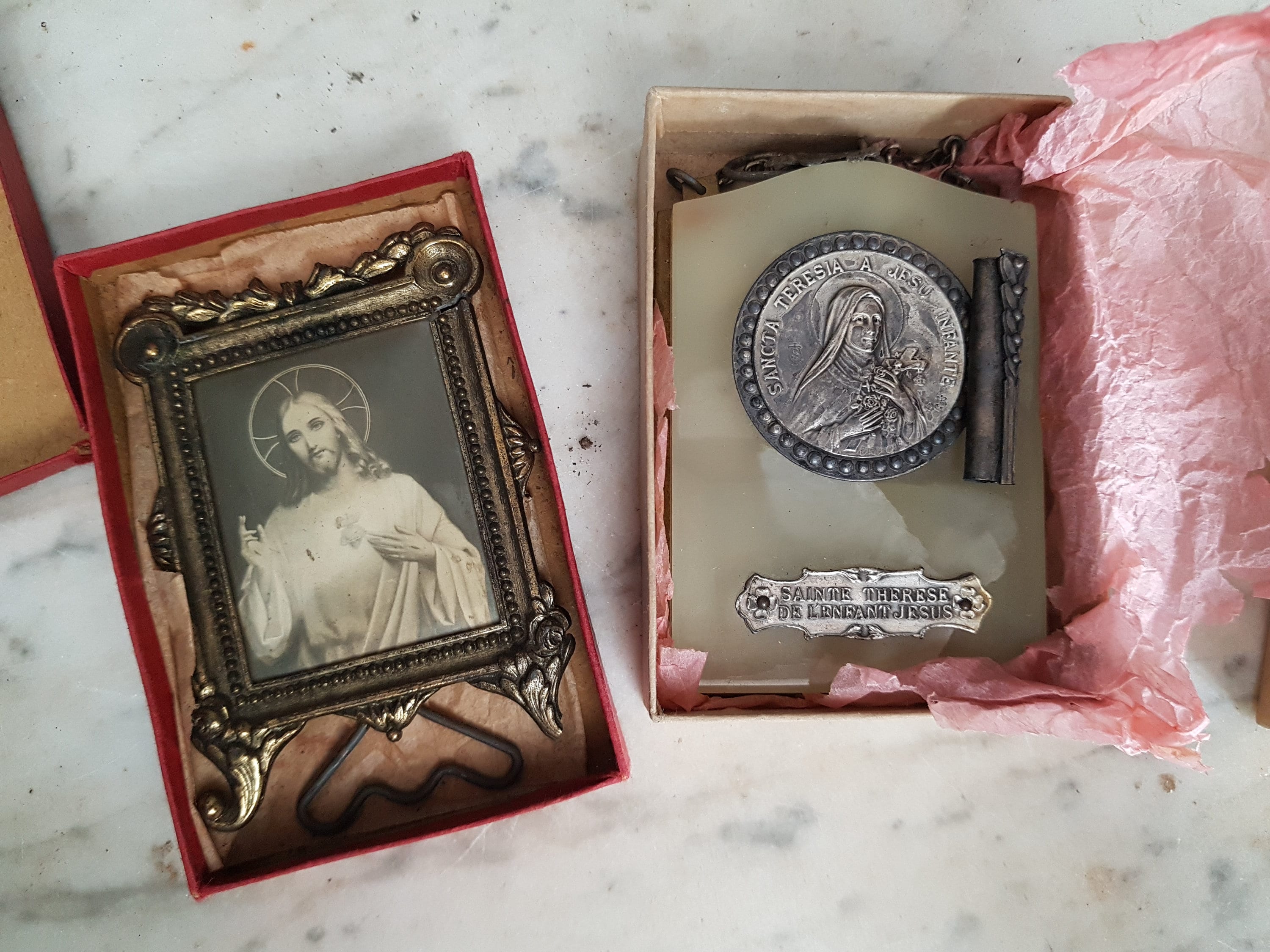 Paire d'objets Religieux Anciens/Plaque d'onyx et Cadre de Jésus. Sainte Thérèse Lisieux