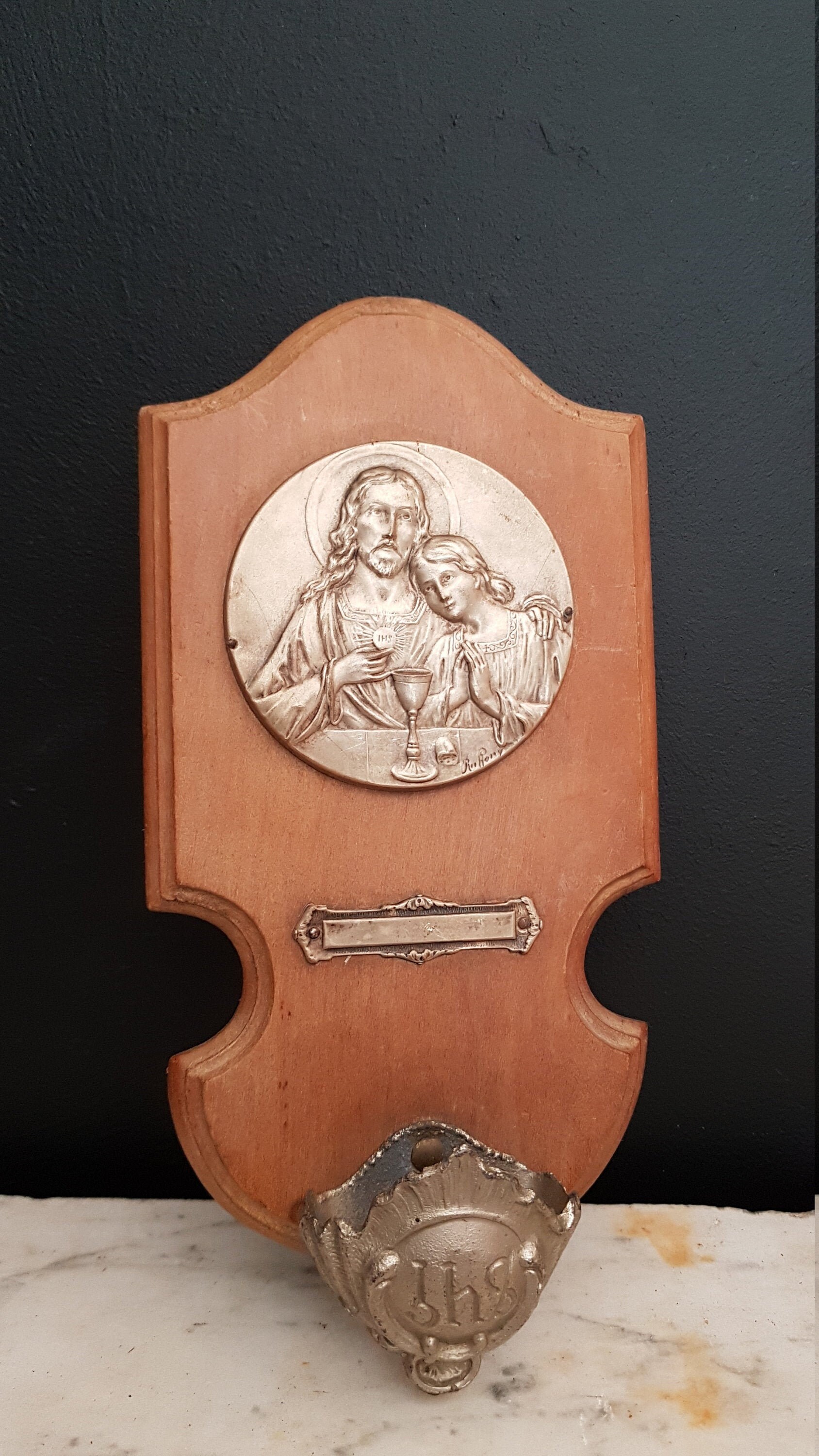 Police d'eau Bénite et Plaque Pour Mur. Christogram Signé Ruffony.