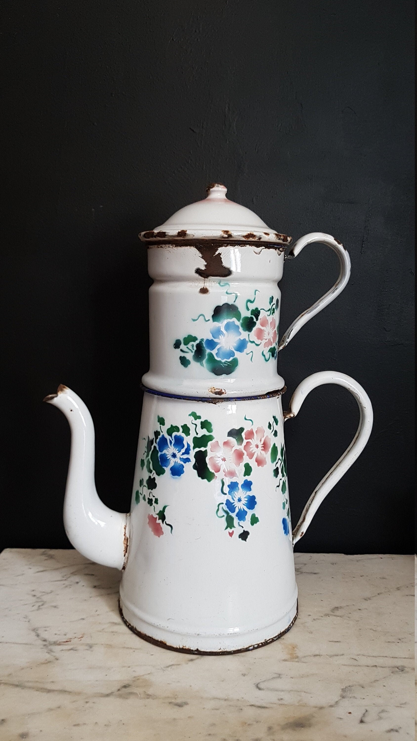 Français Cafetière en Émail Antique. Design Floral