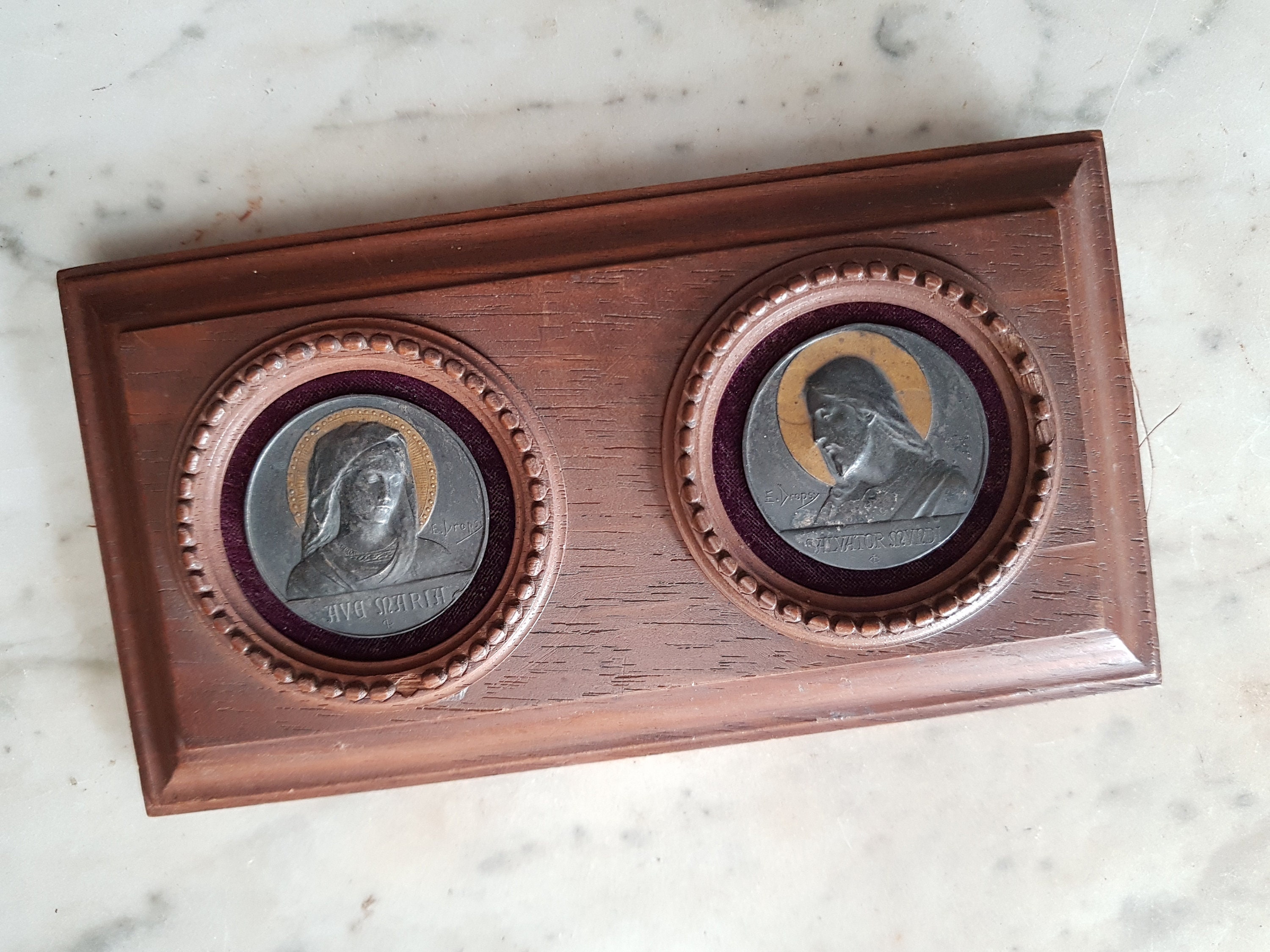 Français Cadre en Bois Antique avec Des Portraits de Jésus et Marie.