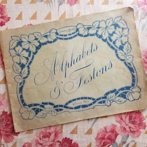 Livreto de bordado de alfabeto monograma francês antigo