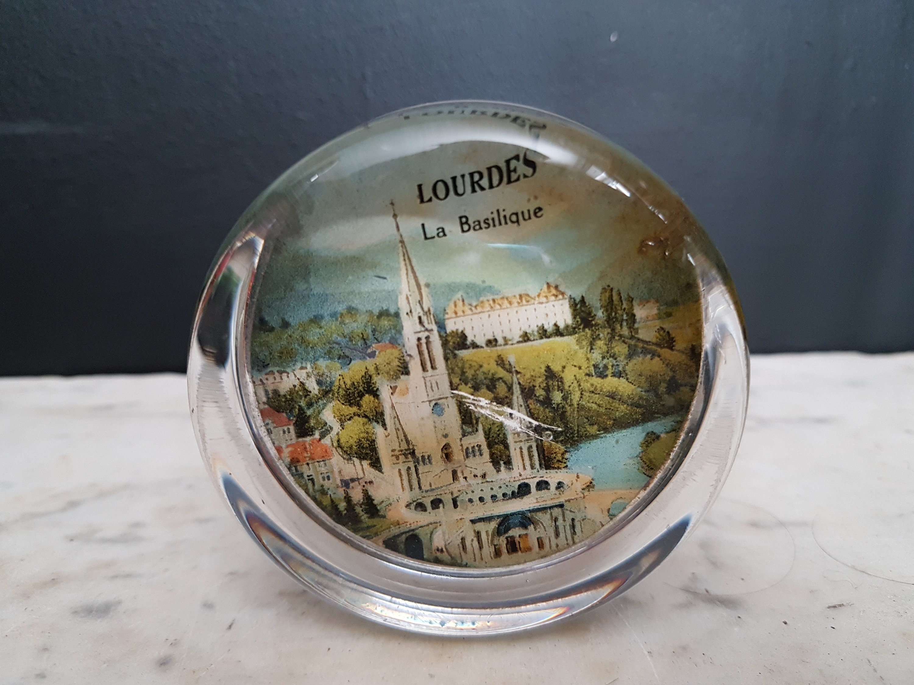 Presse-Papier en Verre Français Antique. Souvenir de Pèlerinage La Basilique Notre-Dame Lourdes.