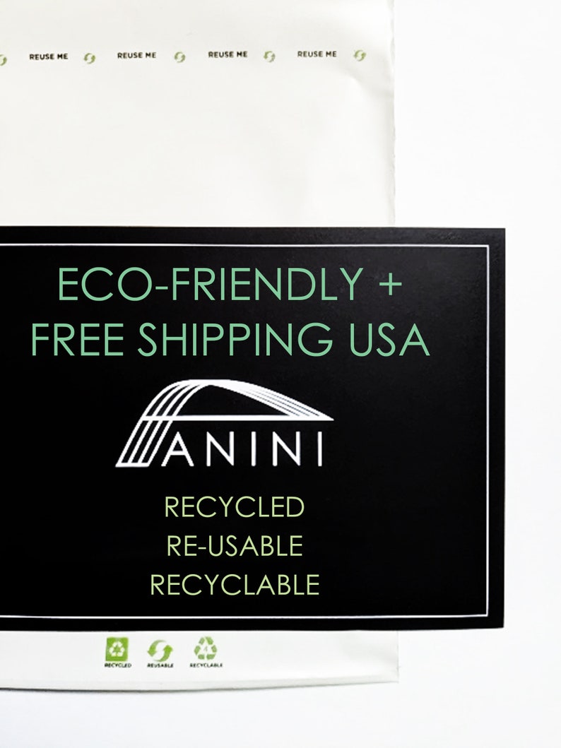 Op de afbeelding: Zwart-witte afbeelding met de tekst "ECO-FRIENDLY + FREE SHIPPING USA" en het woord "ANINI" in een gestileerd lettertype. De afbeelding bevat ook een gestileerde boogbrug en de woorden "RECYCLED", "RE-USABLE" en "RECYCLABLE".