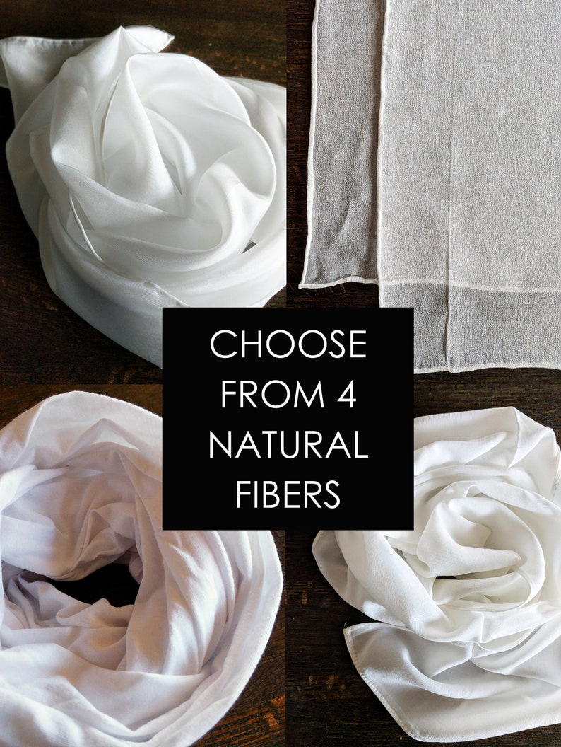 Op de afbeelding: Vier witte vierkante stoffen, elk gevouwen en op een andere manier gerangschikt. De vierkante stoffen zijn gemaakt van natuurlijke vezels. De tekst "CHOOSE FROM 4 NATURAL FIBERS" wordt in het midden van de afbeelding weergegeven.