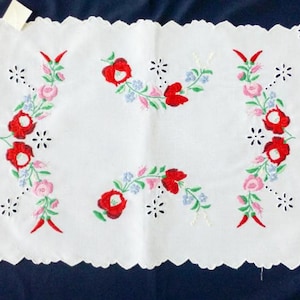 Tapete Kalocsa bordado à mão: caminho de mesa com recortes florais húngaros