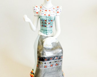 Figura de porcelana húngara vintage Hollohaza, dama bordando