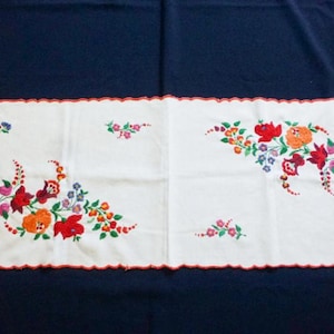 Caminho de mesa floral bordado à mão: Kalocsa Doily húngaro