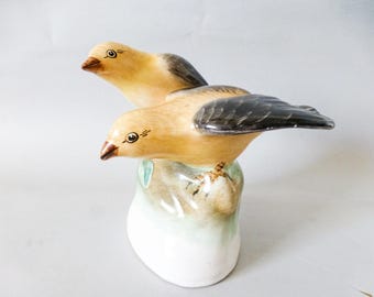 Figura antigua de oropéndola dorada de porcelana húngara de época.