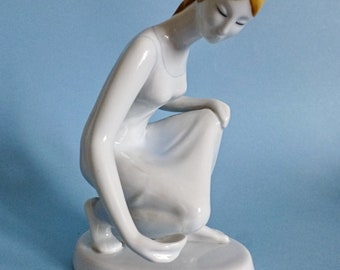 Vintage ceramic lady figurine,Antique statuette,Vintage ,Hungarian Hollohaza porcelain lady statue ,women,girl figurine ,stamped,handpainted