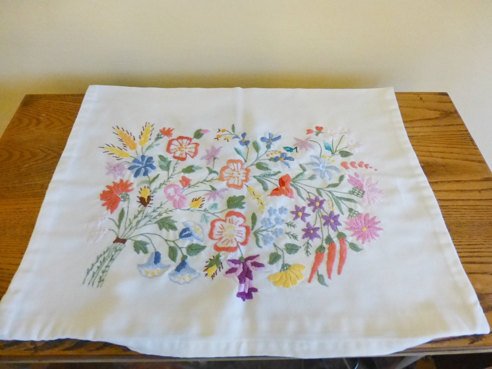 VintageHungarian handmade embroidered pillowcase with Kalocsa | Etsy