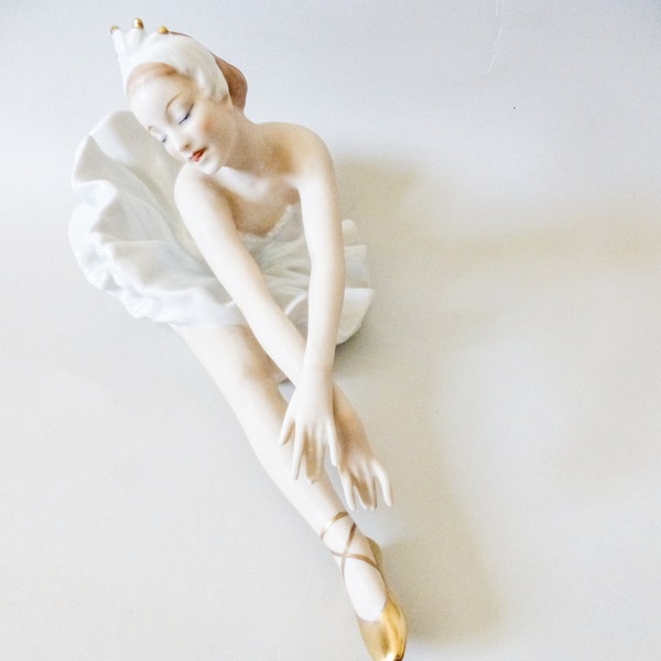 Vintage German Wallendorf porcelain figurine,lady,women,Swan lake. Free shipping