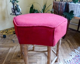 Taburete otomano hexagonal vintage, tela roja, muebles de mediados de siglo.