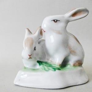Vintage Hollohaza Porcelain Bunny Figurine: Hand-Painted Hungarian Statuette