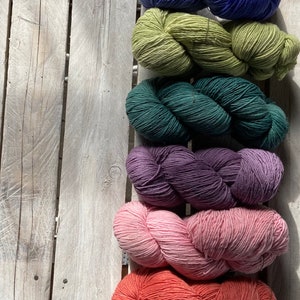 AQUILANA dunne lont, handgeverfd, 100% Italiaanse wol, 100 gram 400 meter