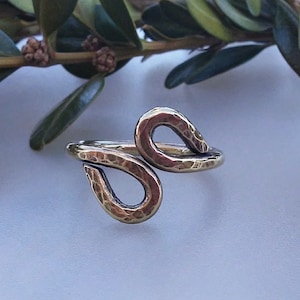 Brass Loop Ring / Size 8 / Solid Brass / Rustic / Hammered / Swirl / Curl / Minimalist Style / Women / Brass Jewelry