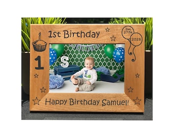 Marco de fotos de primer cumpleaños de madera de aliso grabado: regalo personalizado