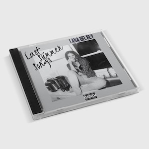 Könnte beinhalten: Ein schwarz-weißes CD-Gehäuse mit einem Foto einer Frau auf der Vorderseite. Der Text auf dem Gehäuse lautet "Last Summer Songs" und "Lana Del Rey".