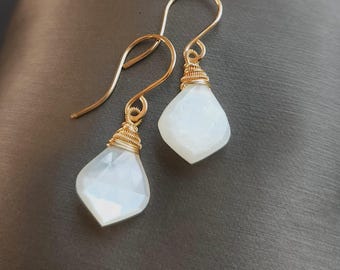 Witte maansteen edelsteenoorbellen, gouden hangoorbellen, met draad omwikkelde sieraden