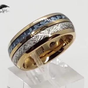 Anillo de compromiso, aniversario y boda de 8 mm con cúpula de meteorito de tungsteno chapado en oro de 24 quilates e incrustación de fibra de carbono azul zafiro.