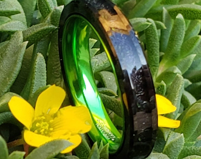 4mm Irish Green Carbon Fiber and Black Celtic Inlay over Black Tungsten Carbide and Green Inner Band (Wedding Ring, Engagement, Anniversary)