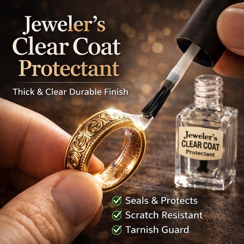Peut inclure: Un protecteur liquide transparent dans un petit flacon en verre avec un pinceau applicateur noir. Le produit est appliqu&eacute; sur une bague en m&eacute;tal dor&eacute; avec un motif floral grav&eacute;. Le texte sur le flacon indique Jeweler's CLEAR COAT Protectant.