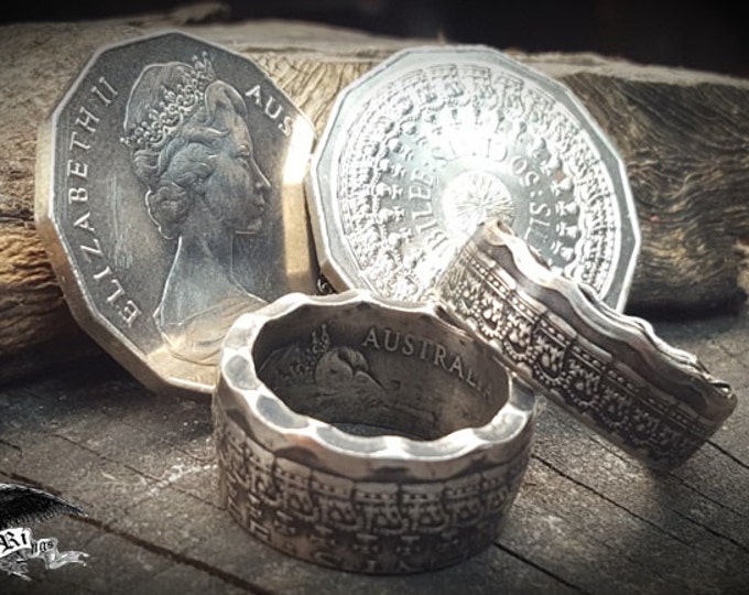 1977 Australian Silver Jubilee Half Dollar "Crown Scalloped COIN RING" ( 50 cent Coin Issued by the Royal Australian mint )