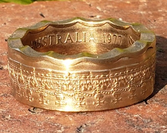 1977 Australian Silver Jubilee Half Dollar "Crown Scalloped COIN RING" ( 50 cent Coin Issued by the Royal Australian mint )