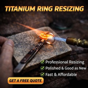 Könnte beinhalten: Ein Metallring wird auf einem Steinblock mit einer blauen Brennerflamme erhitzt. Text: TITANIUM RING RESIZING, Professional Resizing, Polished & Good as New, Fast & Affordable, GET A FREE QUOTE. Ein Metallwerkzeug hält den Ring beim Erhitzen.
