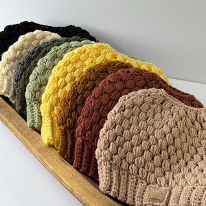 Gorro de crochê feito à mão com o tema Missouri, gorro de crochê com coque e rabo de cavalo, gorro com patch do Missouri.