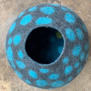 Felted vessel. Pure wool. Blue dots on a grey background. Inside is blue, also with dots.