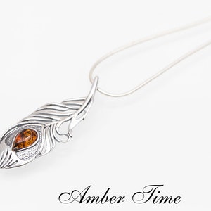 ZB0099 Amber hanger met pauwenveer en sterling zilver 925.