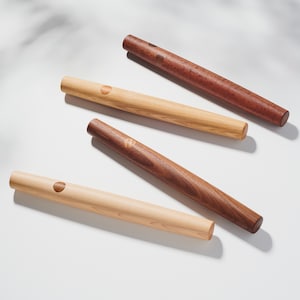 Mattarello in stile francese con intarsi decorativi a pois