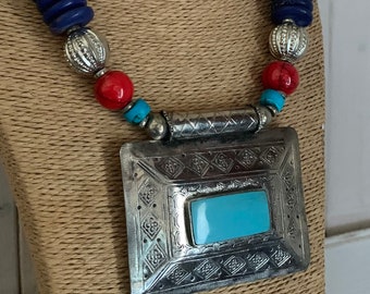 PERLENKETTE mit Rot, Blau & Türkis Metall Anhänger. Statement Halskette, Modeschmuck.