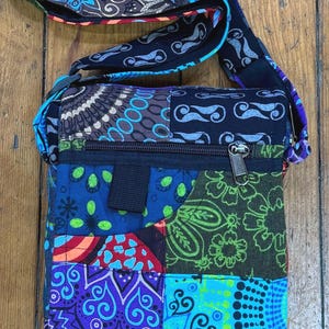 Kleine BOODSCHAPPER, SCHOUDERTAS, paspoortformaat, schoudertas mobiele telefoon, patchworkontwerp, verstelbaar handvat.