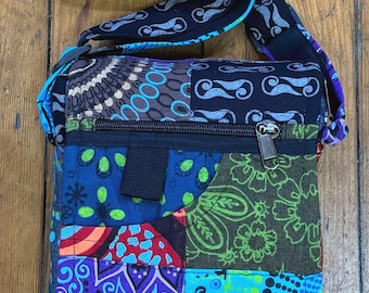 Bolsa pequena estilo carteiro/transversal, tamanho passaporte, bolsa de ombro para celular, design patchwork, com alça ajustável.