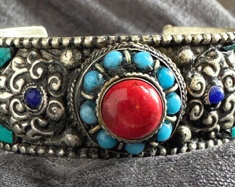 Bracciale, polsino e bigiotteria nepalesi artigianali in turchese e corallo.