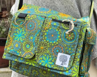 TORBA LISTONOSZKA, średniej wielkości torba na ramię, z haftem, regulowany uchwyt. Akcesoria Fairtrade.