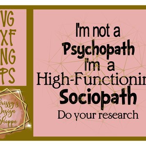 Könnte beinhalten: Ein rosa Hintergrund mit einem goldenen geometrischen Muster. Der Text "Ich bin kein Psychopath, ich bin ein hochfunktionaler Soziopath. Mach deine Nachforschungen" ist in Schwarz geschrieben.