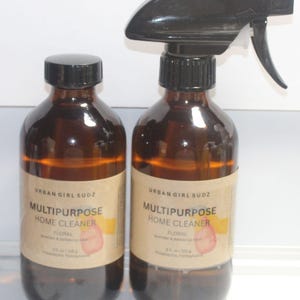 Pode incluir: Dois frascos de vidro âmbar de limpador multiuso Urban Girl Sudz, Floral Lavender & Damascus Rose. Um frasco tem tampa de rosca preta e o outro um gatilho spray preto. Cada rótulo indica 8 oz / 226 g e Philadelphia, Pennsylvania.