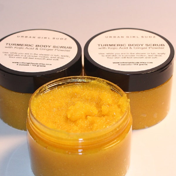 GOMMAGE POUR LE CORPS AU CURCUMA avec de l'acide kojique et de la poudre de gingembre pour exfolier la peau, réduire les taches brunes, les plaques de peau sèche et illuminer la peau