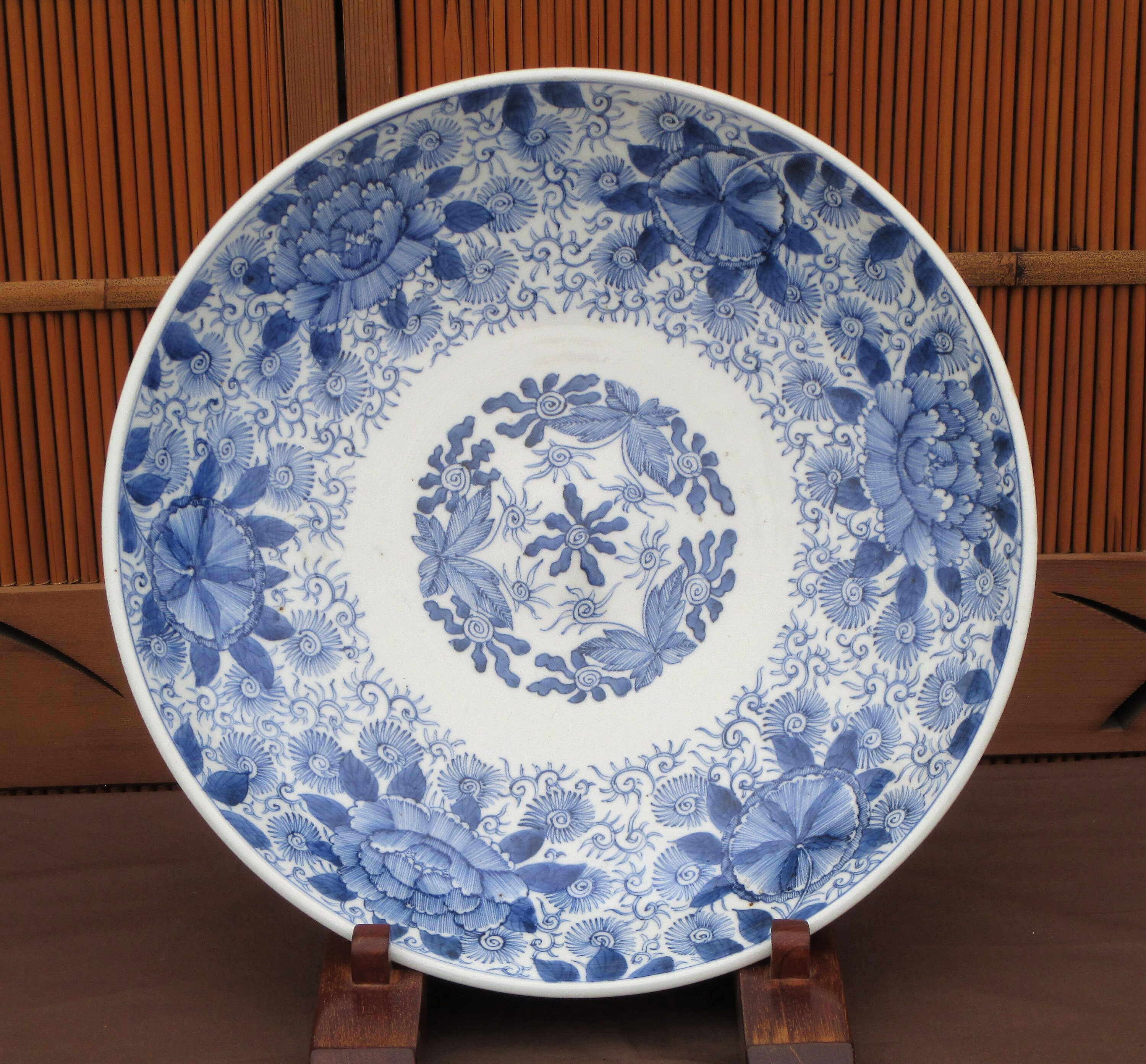 Large Igezara blue and white Japanese porcelain charger of three winter friends Large Igezara blue and white Japanese porcelain charger of three winter friends